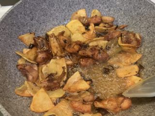 17、两人份干锅鸡,倒入准备好的料汁，中火炒匀