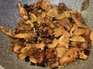 18、两人份干锅鸡,出锅前加入适量孜然粉，适量白芝麻出锅