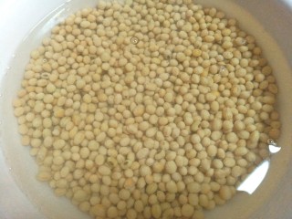 2、辣酱黄豆,清洗干净，用凉水泡发