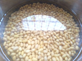3、辣酱黄豆,泡发好的黄豆清洗干净，入锅中放入少许盐煮30分钟
