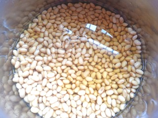 4、辣酱黄豆,煮熟的黄捞出