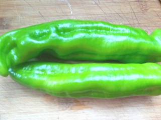 6、辣酱黄豆,青椒洗净去仔，切丁