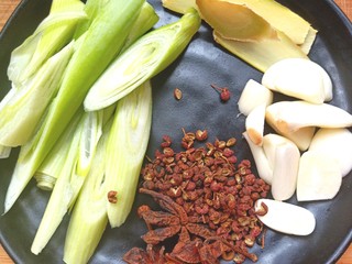 7、辣酱黄豆,备好葱，姜，蒜，花椒，大料