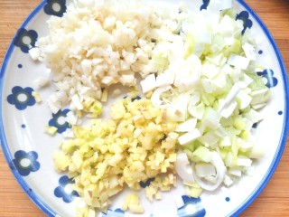 8、辣酱黄豆,备好葱，姜，蒜末