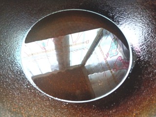 13、辣酱黄豆,起锅烧油 ，油要多一些。