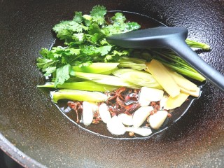 14、辣酱黄豆,油热放入葱，姜，蒜段，花椒，大料