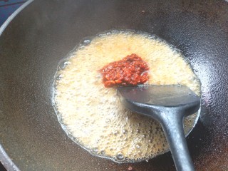 16、辣酱黄豆,下入郫县豆瓣酱翻炒均匀