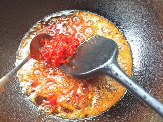 17、辣酱黄豆,下入剁椒酱翻炒出香味