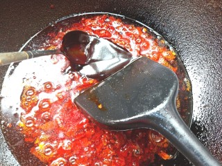 18、辣酱黄豆,下入海鲜酱翻炒均匀