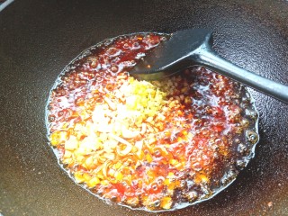 19、辣酱黄豆,下入葱，姜，蒜末翻炒