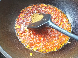 20、辣酱黄豆,在加入十三香翻炒均匀