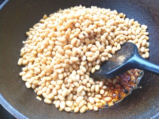 21、辣酱黄豆,下入煮熟的黄豆