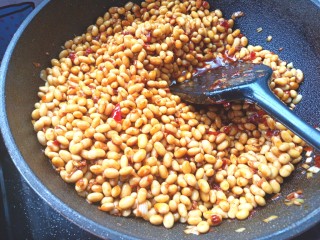 22、辣酱黄豆,翻炒3分钟