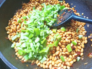 23、辣酱黄豆,下入青椒丁翻炒均匀