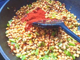 24、辣酱黄豆,放入辣椒面翻炒均匀