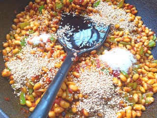 25、辣酱黄豆,在加入耗油，白糖，盐，芝麻翻炒