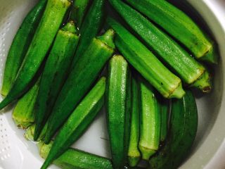 4、蒸菜不油腻——清蒸秋葵,秋葵水中稍微浸泡
