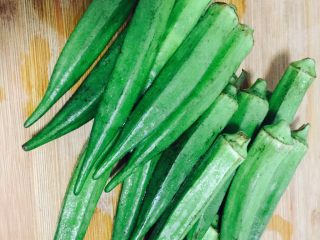 5、蒸菜不油腻——清蒸秋葵,洗净后沥干水分