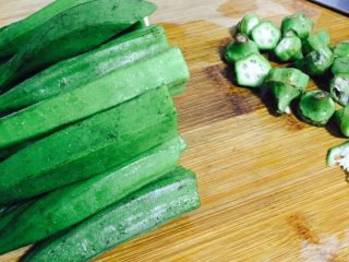 6、蒸菜不油腻——清蒸秋葵,去掉根部