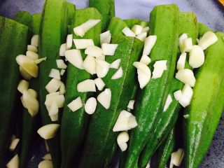 8、蒸菜不油腻——清蒸秋葵,表面撒一层切好的蒜末