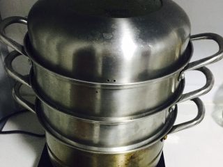 13、蒸菜不油腻——清蒸秋葵,取蒸锅烧一锅清水，水开后放入秋葵大火蒸10分钟左右即可