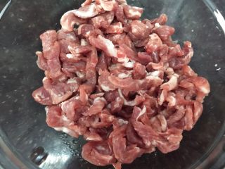 1、新荷塘月色,肉洗干净沥干水，切丝