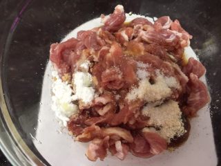 2、新荷塘月色,放入所有腌制调料