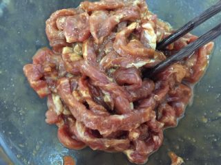 3、新荷塘月色,搅拌均匀腌制至少半小时