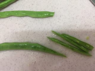 8、新荷塘月色,到斜着把四季豆切丝，刀越斜越好