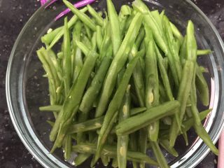 9、新荷塘月色,切好丝备用