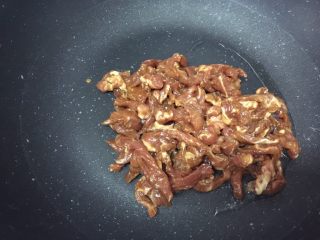 11、新荷塘月色,放入腌制好的肉丝快速翻炒