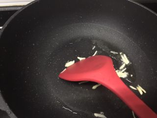 14、新荷塘月色,放入蒜头丝，爆香