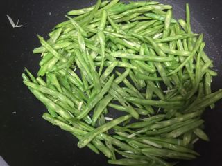 15、新荷塘月色,放入四季豆丝快速翻炒均匀，翻炒2分钟后加入鸡粉和盐翻炒几下