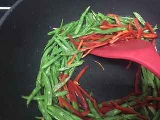 16、新荷塘月色,放入红辣椒，翻炒1分钟