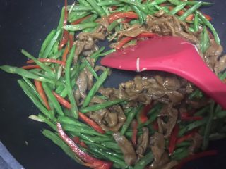 17、新荷塘月色,放入肉丝，翻炒2分钟即可