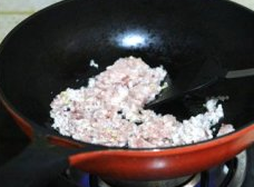 2、豌杂面,先做猪肉杂酱，蒜和姜都分别剁碎，猪肉剁碎，下油锅划散