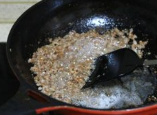 3、豌杂面,炒至猪肉末较干，成金黄色
