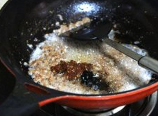 4、豌杂面,下郫县豆瓣酱、甜面酱，翻炒均匀