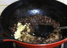 5、豌杂面,再下姜末和一半的蒜末，炒均匀