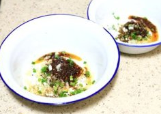 7、豌杂面,碗里调上油辣椒、葱花、剩下的蒜末、花椒末、香油、盐