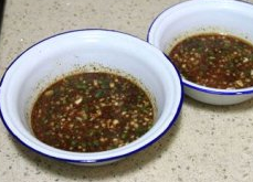 8、豌杂面,锅里放水，煮沸，先舀两大勺到碗里，再煮面，面煮至七八成熟，捞起来放调料碗里，我还顺便煮了点绿叶子菜一起。再浇上一大勺粑豌豆和一大勺的猪肉杂酱就可以了