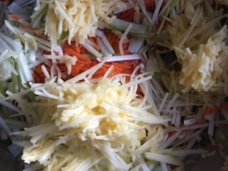 2、辣白菜,胡萝卜，大葱，苹果，梨切丝，大蒜切碎，韭菜切段放在一起