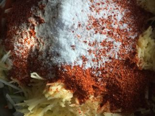 3、辣白菜,放辣椒和少许盐，因为大白菜腌制已经放盐，所以调这个酱的时候不需要放很多盐