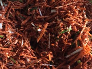 4、辣白菜,放置二十分钟以后开始腌制辣白菜