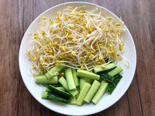 2、水煮肉片,豆芽洗净，黄瓜洗净切成条状。