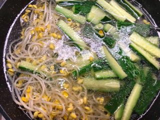 6、水煮肉片,锅里放入半锅水烧开，放入一勺盐，一勺油，少许白糖，先放入豆芽焯3分钟，再放入黄瓜焯2分钟