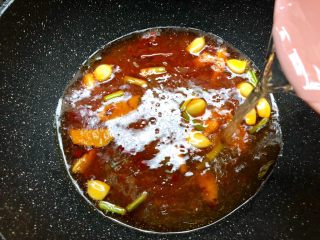 10、水煮肉片,加入适量水