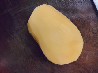 1、火腿炒土豆,土豆削皮