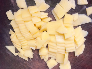 2、火腿炒土豆,切小片