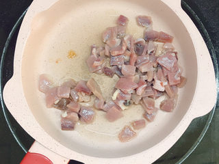 7、火腿炒土豆,放入火腿